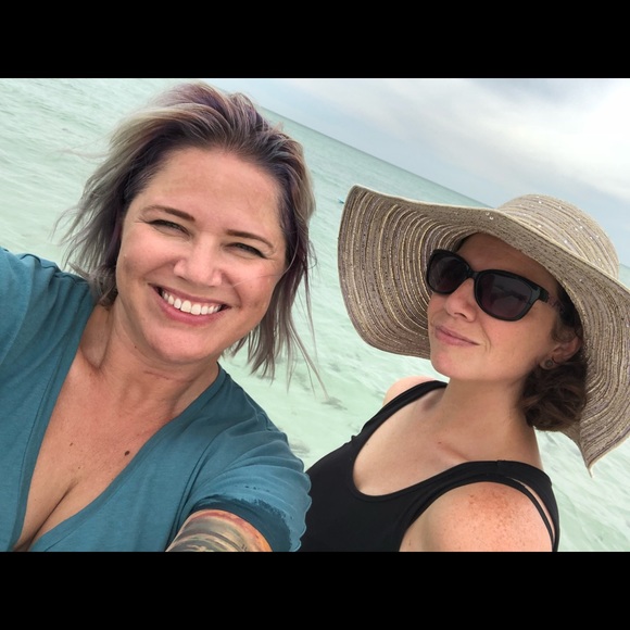 🤩MEET YOUR POSHERS! 🌴 CHRISTINE & ADRIENNE 🌴 - Picture 2 of 5